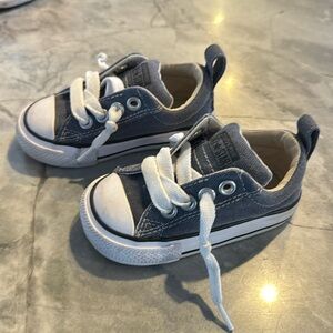 Converse low top toddler size 5 /12.5 cm